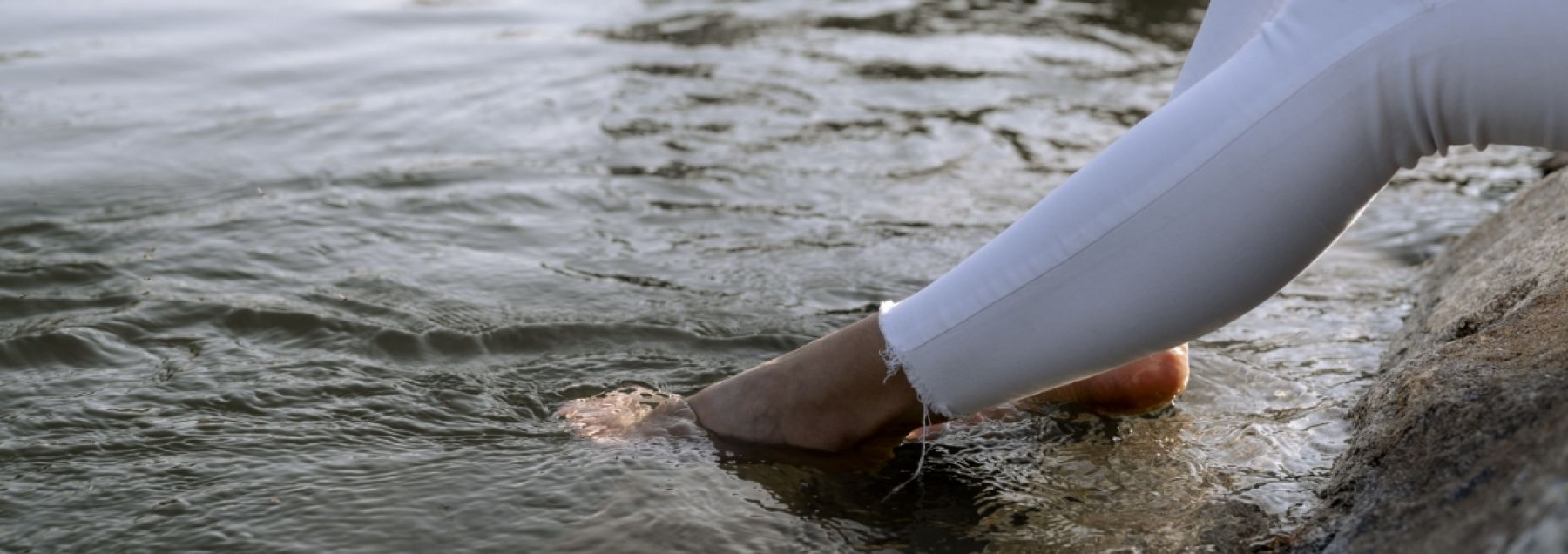 Julia Aigner - Füße im Wasser